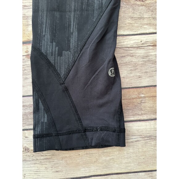 Lululemon Size 4 Women's Leggings - Black Cropped pattern texture pocket - Picture 2 of 9